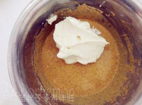 取1/3的蛋白霜加入到蛋黄糊中，用橡皮刮刀翻拌均匀。