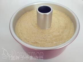 将面糊倒入模具中，用刮刀稍微抹平，再震两下。