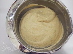 再将蛋糕糊倒回蛋白霜中，继续用翻拌的手法拌匀，直至看不到一丝蛋白，面糊呈细腻光滑状。