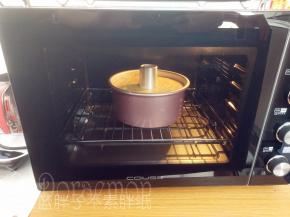 送入预热好的烤箱，上下火170℃，烤45分钟。