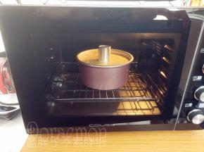 送入预热好的烤箱，上下火170℃，烤45分钟。