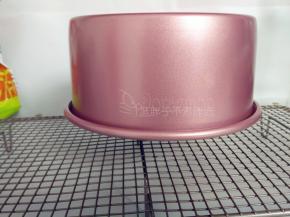 出炉后震两下，倒扣放凉。