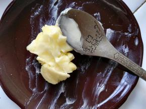 黄油提前切小块，温暖处软化