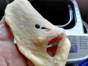 揉到如图状态，加黄油继续揉15分钟左右