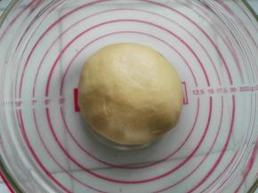 把面团滚圆，盖保鲜模，常温发酵