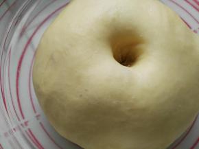 发酵到两倍大，用手指沾面粉戳一下不回缩即可