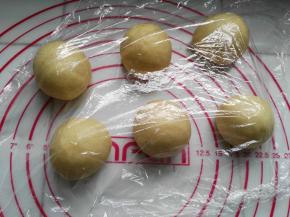分成六份、滚圆，盖保鲜膜，醒发15分钟