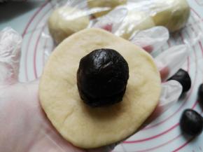 面团用擀面杖轻轻擀成薄片，将豆沙放中间