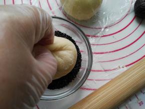 蘸黑芝麻，也可以蘸白芝麻