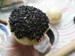 看看黑芝麻蘸的均匀吧，哈哈哈。。。。。。