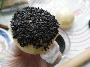 看看黑芝麻蘸的均匀吧，哈哈哈。。。。。。