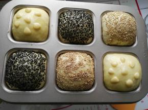 温暖处发酵到两倍大，我是放烤箱里发酵，下面放盘温水