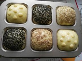 温暖处发酵到两倍大，我是放烤箱里发酵，下面放盘温水