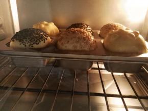 放入预热烤箱，上150度、下160度，中下层，烤30分钟左右，注意观察，上色满意后盖锡纸