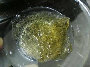 吉利丁片放入冷水中泡软 ，沥干水后，再加入15克饮用水，隔热水融化，常温放置备用