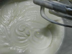 淡奶油中加入50克糖粉，打发至6分左右，刚开始浓稠的状态