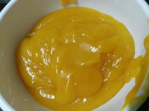 芒果去皮去核，取果肉，并切粒，置于破壁机内，搅打成细腻的果泥