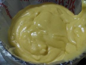 将慕斯液装入裱花袋