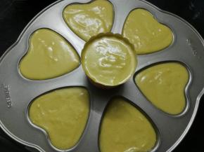 将慕斯液挤入学厨六连心形模具中，剩余的慕斯液可以用纸杯来装，轻震几下，尽量使表面平整，盖保鲜膜后冷藏30分钟，转冷冻4小时以上