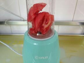 番茄去皮，加40克水，放入到东菱果汁机中，打成番茄汁