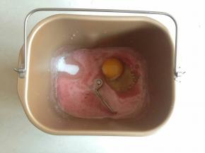 取130克番茄汁放入到面包桶内，加鸡蛋、糖和盐