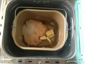 选择和面2分钟，停止后静置40分钟。之后再加入切成小块的黄油和酵母