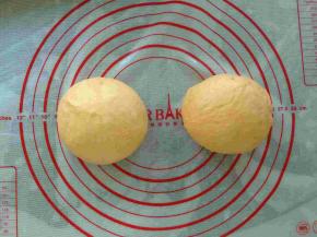 发酵好的面团取出排气，分成两份，滚圆，盖保鲜膜静置15分钟