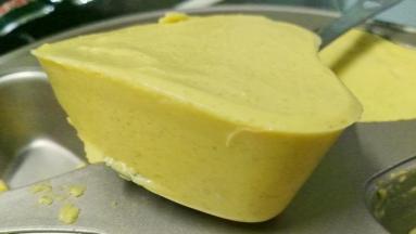 也可以用勺子顺着模具边缘慢慢把慕斯蛋糕挖起来，看看完美吧？