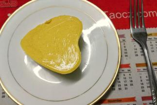 从模具中脱模的心形慕斯蛋糕形状较小可爱吧？味道也是一流的哦。。。。。。