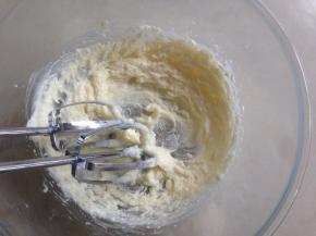 先不开启电动打蛋器，搅拌一下，再启动电源，打发至黄油颜色变浅、体积变大的状态