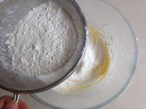 将低筋面粉筛入