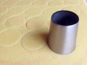 将面团擀平擀薄，用俄罗斯花嘴大的一边压出圆形