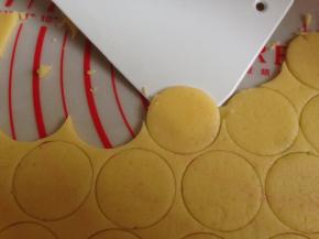 用刮板小心翼翼地将圆形挑起