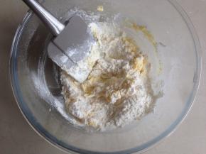 用刮刀翻拌均匀，不能过度揉面，可以用折叠方法