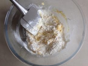 用刮刀翻拌均匀，不能过度揉面，可以用折叠方法