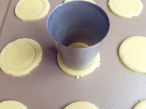 然后继续用这个花嘴小的一边在圆形面片上轻轻压出小圆圈