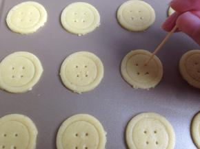 用牙签在中间戳出4个小孔