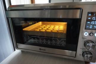 放入到预热好155度的烤箱，烘烤9分钟左右