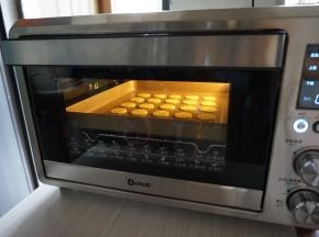 放入到预热好155度的烤箱，烘烤9分钟左右