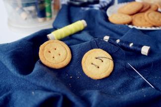 未食用的饼干放入到密封盒里保存