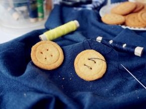 未食用的饼干放入到密封盒里保存