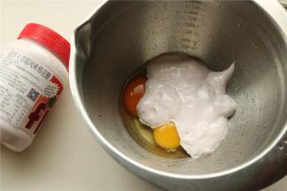 先来做奶黄馅。鸡蛋加入fluff棉花糖，搅匀。