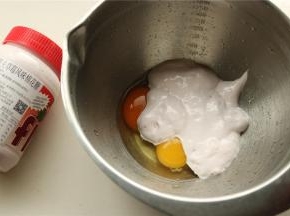 先来做奶黄馅。鸡蛋加入fluff棉花糖，搅匀。