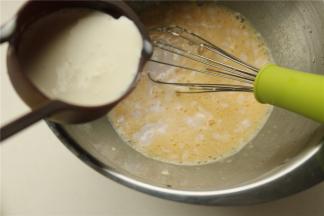 加入牛奶和淡奶油，继续搅打均匀。
