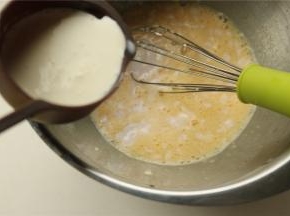 加入牛奶和淡奶油，继续搅打均匀。