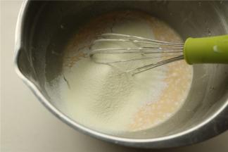 筛入中粉、澄粉和奶粉，再次搅打均匀。可能不太细腻，不过没关系。