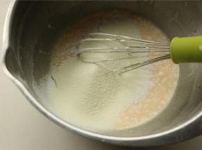 筛入中粉、澄粉和奶粉，再次搅打均匀。可能不太细腻，不过没关系。