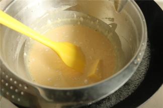 隔热水开始加热，会比较烫，记得戴隔热手套操作。