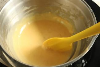 加热的过程中要一直不停的搅拌，避免局部结块糊掉。