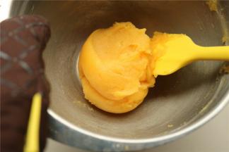 大约10分钟后，会变成这种细腻的状态，盆壁上会微微黏一些，这种程度就可以了。晾凉待用。